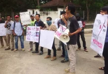 AJI Kendari Tuntut Polisi Usut Tuntas Pelaku Kekerasan Jurnalis di Banyumas AJI Kendari Tuntut Polisi Usut Tuntas Pelaku Kekerasan Jurnalis di Banyuwangi