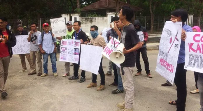 aji_kdi_demo AJI Kendari Tuntut Polisi Usut Tuntas Pelaku Kekerasan Jurnalis di Banyuwangi