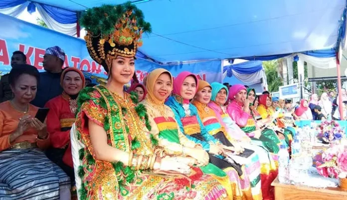 Widi Viera Bangga Kenakan Baju Adat Buton