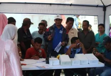Baksos Kesehatan Gratis Umar Arsal di Wakatobi Diserbu Warga Baksos Kesehatan Gratis Umar Arsal di Wakatobi Diserbu Warga