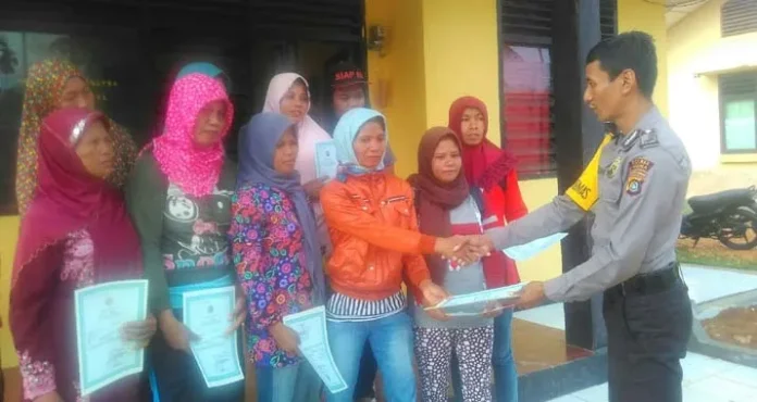 Kisah Anggota Binmas Polsek Lawa Bantu Masyarakat Urus KK dan Akta Kelahiran