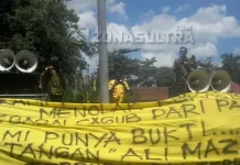 Tolak Ali Mazi Jadi Cagub, Puluhan Kader Unjuk Rasa di Kantor Golkar Sultra Tolak Ali Mazi Jadi Cagub, Puluhan Kader Unjuk Rasa di Kantor Golkar Sultra