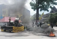 Tolak Ali Mazi, Kader Golkar Sambut Kedatangan Nurdin Halid dengan Demo Tolak Ali Mazi, Kader Golkar Sambut Kedatangan Nurdin Halid dengan Demo