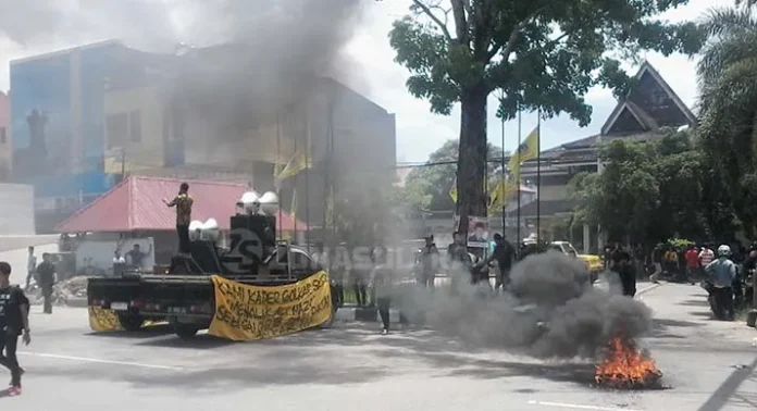 Tolak Ali Mazi, Kader Golkar Sambut Kedatangan Nurdin Halid dengan Demo