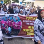 Ribuan Guru Gelar Unjuk Rasa Kutuk Kasus Kekerasan Terhadap Guru SMAN 1 Kendari Ribuan Guru Gelar Unjuk Rasa Kutuk Kasus Kekerasan Terhadap Guru SMAN 1 Kendari