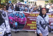 Ribuan Guru Gelar Unjuk Rasa Kutuk Kasus Kekerasan Terhadap Guru SMAN 1 Kendari Ribuan Guru Gelar Unjuk Rasa Kutuk Kasus Kekerasan Terhadap Guru SMAN 1 Kendari