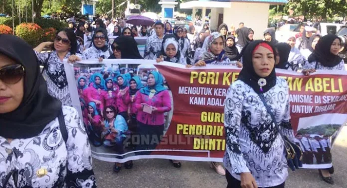 demo_guru Ribuan Guru Gelar Unjuk Rasa Kutuk Kasus Kekerasan Terhadap Guru SMAN 1 Kendari
