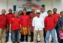 DPC PDIP Wakatobi Siap Menangkan Asrun-Hugua PDIP WAKATOBI - Dewan Pengurus Cabang (DPC) Partai Demokrasi Indonesia Perjuangan (PDIP) Kabupaten Wakatobi, Sulawesi Tenggara (Sultra) siap memenangkan pasangan Asrun-Hugua dalam pemilihan gubernur (Pilgub) 2018 mendatang. (Nova Ely Surya/ZONASULTRA.COM)