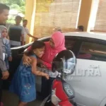 Anak Almarhum Ketua DPRD Kolut Histeris Ingin Bertemu Ibunya Saat Rekonstruksi Anak Almarhum Ketua DPRD Kolut Histeris Ingin Bertemu Ibunya Saat Rekonstruksi