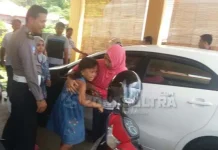 Anak Almarhum Ketua DPRD Kolut Histeris Ingin Bertemu Ibunya Saat Rekonstruksi Anak Almarhum Ketua DPRD Kolut Histeris Ingin Bertemu Ibunya Saat Rekonstruksi