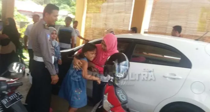 Anak Almarhum Ketua DPRD Kolut Histeris Ingin Bertemu Ibunya Saat Rekonstruksi