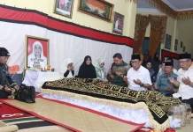 Nur Alam Minta Ibunya Dimakamkan Besok Nur Alam Minta Ibunya Dimakamkan Besok