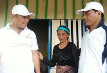 Nenek Renta Ini Menangis Saat Rumahnya Dibedah Pemda Konut Nenek Renta Ini Menangis Saat Rumahnya Dibedah Pemda Konut