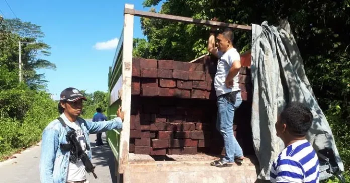Polres Muna Amankan Satu Truk Bermuatan Kayu Ilegal