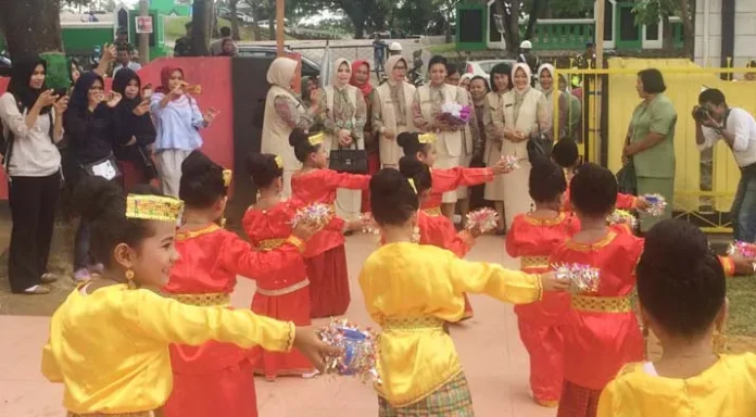 Istri Pangdam XIV Hasanuddin Kunjungi Sekolah Kartika Korem 143/HaluOleo