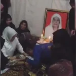 Isak Tangis Warnai Pertemuan Nur Alam dengan Jenazah Ibunda Isak Tangis Warnai Pertemuan Nur Alam dengan Jenazah Ibunda