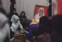 Isak Tangis Warnai Pertemuan Nur Alam dengan Jenazah Ibunda Isak Tangis Warnai Pertemuan Nur Alam dengan Jenazah Ibunda