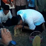 Peluk Nisan Ibunda, Nur Alam Teteskan Airmata Peluk Nisan Ibunda, Nur Alam Teteskan Airmata