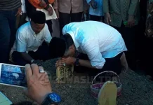 Peluk Nisan Ibunda, Nur Alam Teteskan Airmata Peluk Nisan Ibunda, Nur Alam Teteskan Airmata