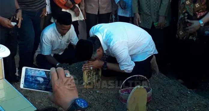 Peluk Nisan Ibunda, Nur Alam Teteskan Airmata