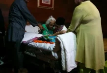 KPK Izinkan Nur Alam Melihat Ibunda untuk Terakhir Kalinya KPK Izinkan Nur Alam Melihat Ibunda untuk Terakhir Kalinya