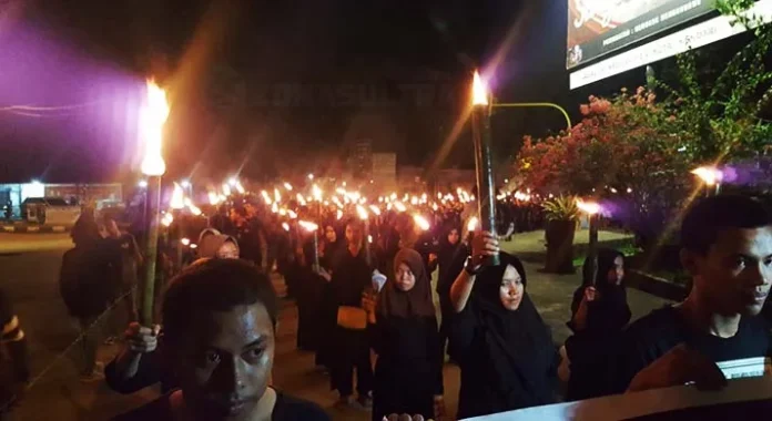Mahasiswa Teknik UHO Suarakan Hemat Energi dengan Pawai Obor