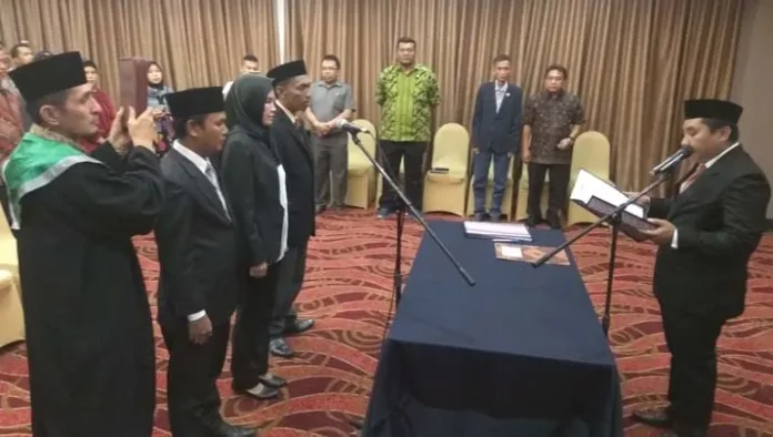 pelantikan_komisioner Hasil Pleno Herman Pimpin KPU Konsel