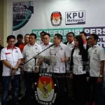 Didampingi Istri, Hary Tanoesodibjo Daftarkan Perindo ke KPU RI Didampingi Istri, Hary Tanoesodibjo Daftarkan Perindo ke KPU RI