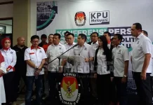 Didampingi Istri, Hary Tanoesodibjo Daftarkan Perindo ke KPU RI Didampingi Istri, Hary Tanoesodibjo Daftarkan Perindo ke KPU RI