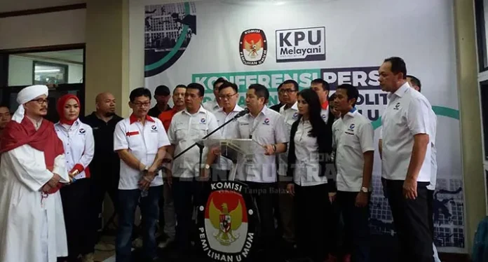 Didampingi Istri, Hary Tanoesodibjo Daftarkan Perindo ke KPU RI