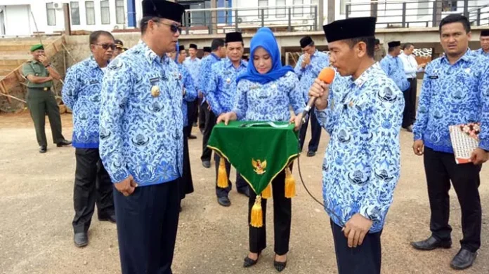 penyerahan_randis 17 Anggota DPRD Konut Kembalikan Mobil Dinas ke Pemda