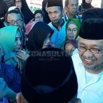 Usai Pemakaman Ibunda, Nur Alam Salami Pelayat Usai Pemakaman Ibunda, Nur Alam Salami Pelayat