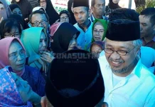 Usai Pemakaman Ibunda, Nur Alam Salami Pelayat Usai Pemakaman Ibunda, Nur Alam Salami Pelayat