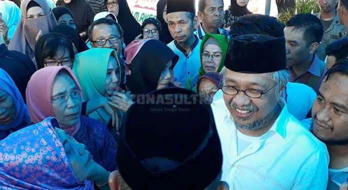 Usai Pemakaman Ibunda, Nur Alam Salami Pelayat