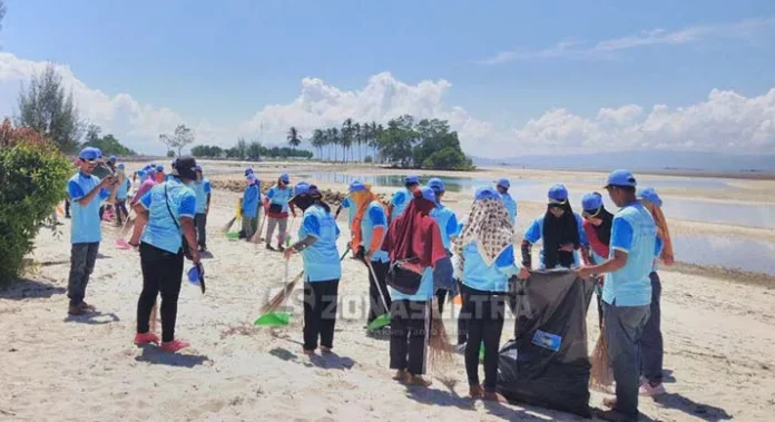 Aksi Sapta Pesona, Ratusan Warga Bersihkan Sampah di Pulau Bokori