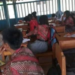 Sekolah Disegel, Siswa SMKN 1 Langkikima Konut Terpaksa Belajar di Balai Kelurahan Sekolah Disegel, Siswa SMKN 1 Langkikima Konut Terpaksa Belajar di Balai Kelurahan