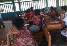 Sekolah Disegel, Siswa SMKN 1 Langkikima Konut Terpaksa Belajar di Balai Kelurahan Sekolah Disegel, Siswa SMKN 1 Langkikima Konut Terpaksa Belajar di Balai Kelurahan