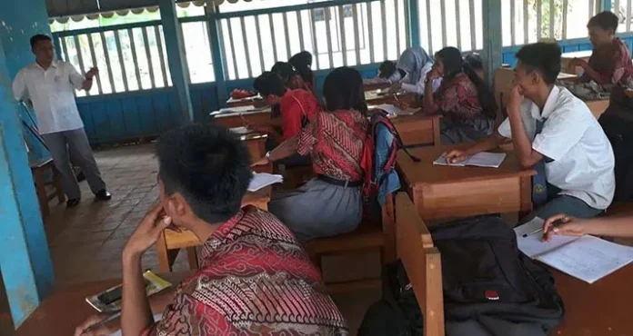 Sekolah Disegel, Siswa SMKN 1 Langkikima Konut Terpaksa Belajar di Balai Kelurahan