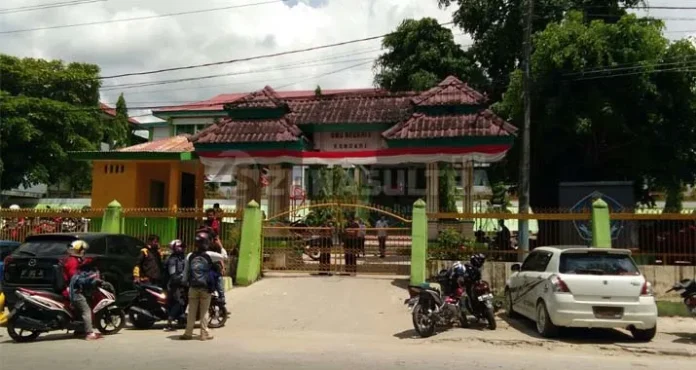 Tak Terima Anaknya Ditampar, Orang Tua Siswa Ini Hajar Guru Sekolah