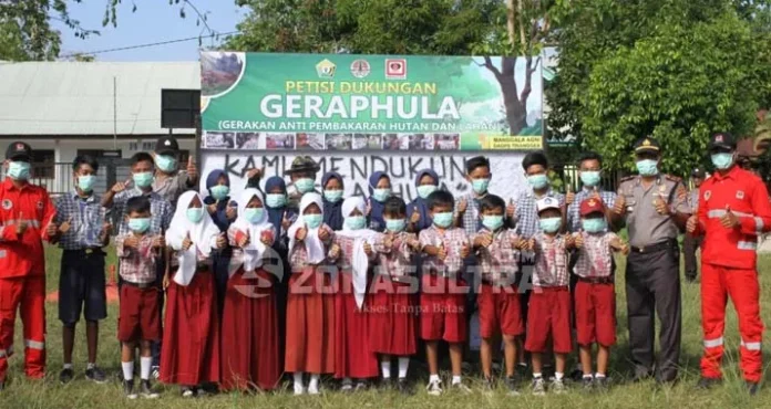 Polsek Tinanggea Sosialisasi Bahaya Kebakaran Hutan dan Lahan pada Siswa SD