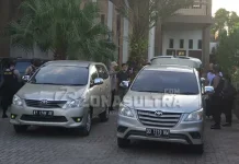 5 Jam Penggeledahan Rumah Aswad Sulaiman, KPK Bawa Dua Koper Hitam 5 Jam Penggeledahan Rumah Aswad Sulaiman, KPK Bawa Dua Koper Hitam