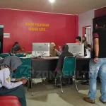 Warga Keluhkan Lambatnya Pembuatan KTP Elektronik di Kolut Warga Keluhkan Lambatnya Pembuatan KTP Elektronik di Kolut