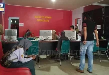 Warga Keluhkan Lambatnya Pembuatan KTP Elektronik di Kolut Warga Keluhkan Lambatnya Pembuatan KTP Elektronik di Kolut