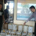 Gelar Operasi Pekat, Polsek Pasarwajo Amankan 24 Jerigen Miras Lokal Gelar Operasi Pekat, Polsek Pasarwajo Amankan 24 Jerigen Miras Lokal