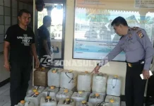 Gelar Operasi Pekat, Polsek Pasarwajo Amankan 24 Jerigen Miras Lokal Gelar Operasi Pekat, Polsek Pasarwajo Amankan 24 Jerigen Miras Lokal
