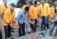 Peringati Hari Pahlawan, Mahasiswa FISIP UHO Gelar Upacara di Makam Pahlawan Peringati Hari Pahlawan, Mahasiswa FISIP UHO Gelar Upacara di Makam Pahlawan