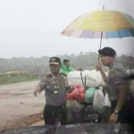 Foto Kapolda Sultra Bantu Pengendara Motor Kehujanan Viral di Sosmed Foto Kapolda Sultra Bantu Pengendara Motor Kehujanan Viral di Sosmed