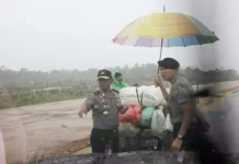 Foto Kapolda Sultra Bantu Pengendara Motor Kehujanan Viral di Sosmed Foto Kapolda Sultra Bantu Pengendara Motor Kehujanan Viral di Sosmed
