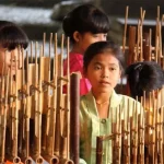 Warga Jabar Gelar Konser Angklung Raksasa di Gedung Sate Warga Jabar Gelar Konser Angklung Raksasa di Gedung Sate