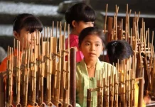 Warga Jabar Gelar Konser Angklung Raksasa di Gedung Sate Warga Jabar Gelar Konser Angklung Raksasa di Gedung Sate